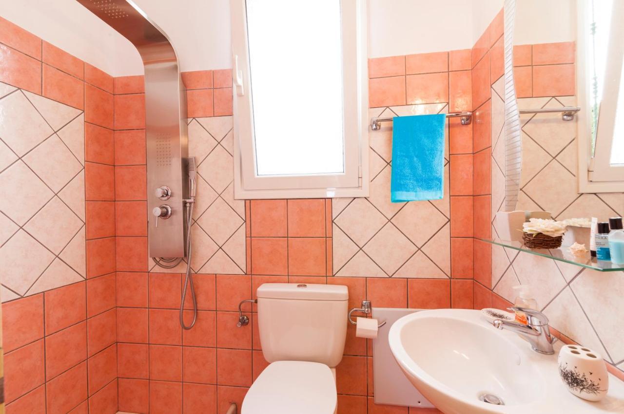 Beachfront Villa Victoras - With Private Beach Sidari  Bagian luar foto