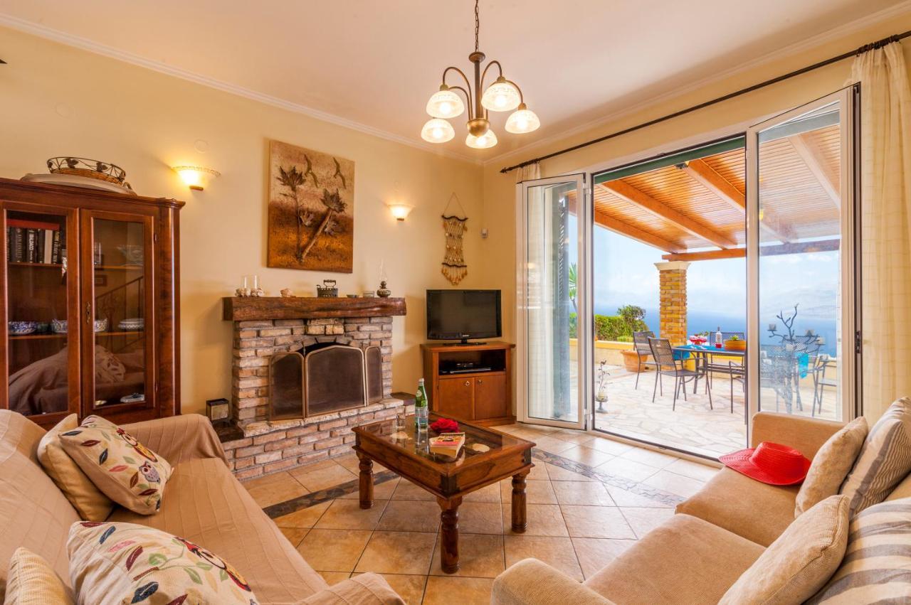 Beachfront Villa Victoras - With Private Beach Sidari  Bagian luar foto