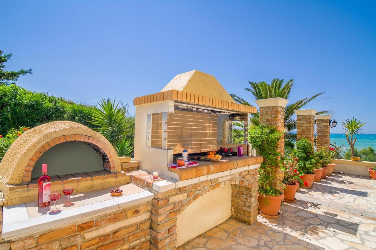 Beachfront Villa Victoras - With Private Beach Sidari  Bagian luar foto