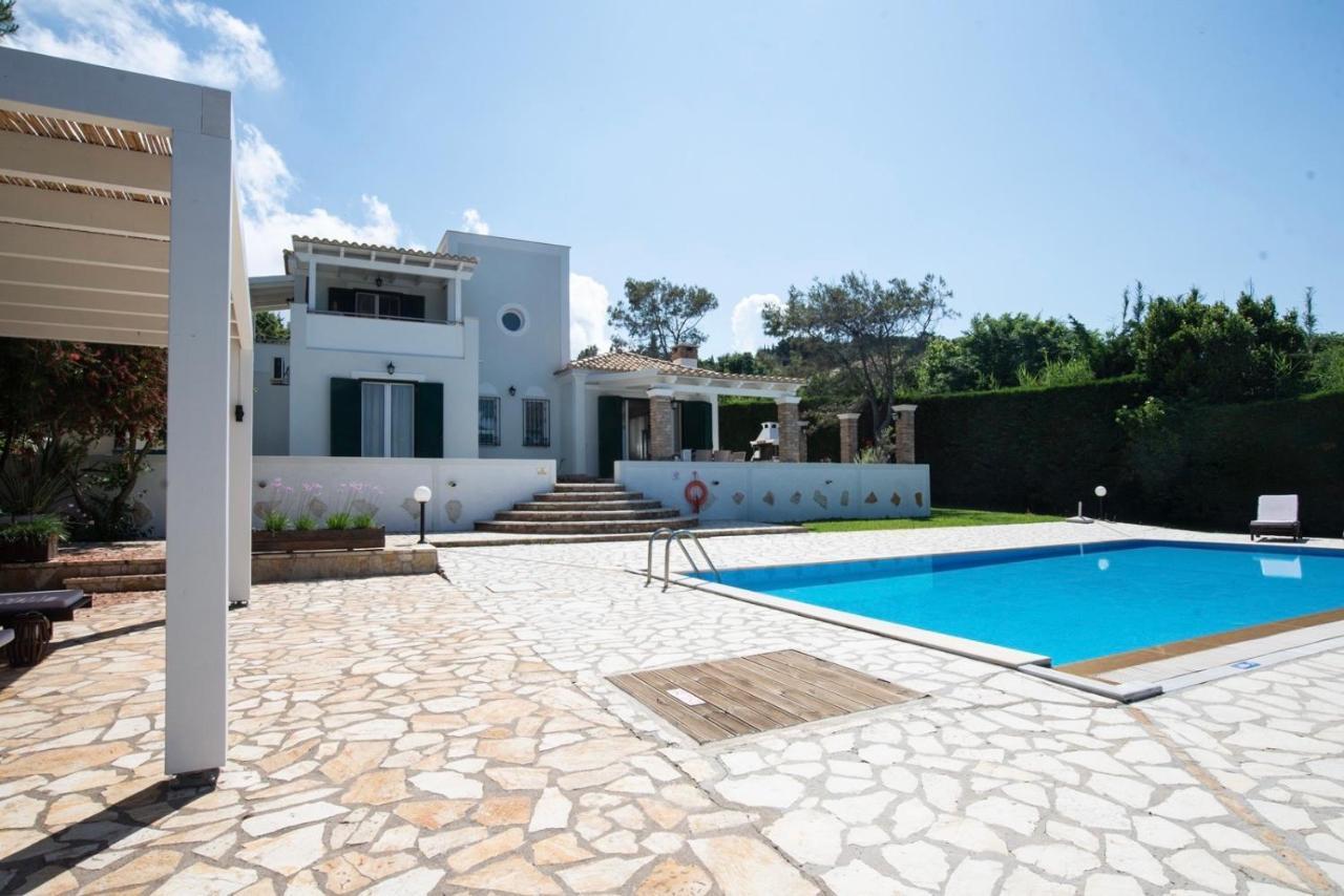 Beachfront Villa Victoras - With Private Beach Sidari  Bagian luar foto