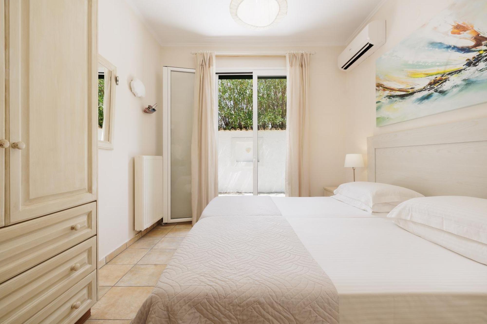 Beachfront Villa Victoras - With Private Beach Sidari  Bagian luar foto