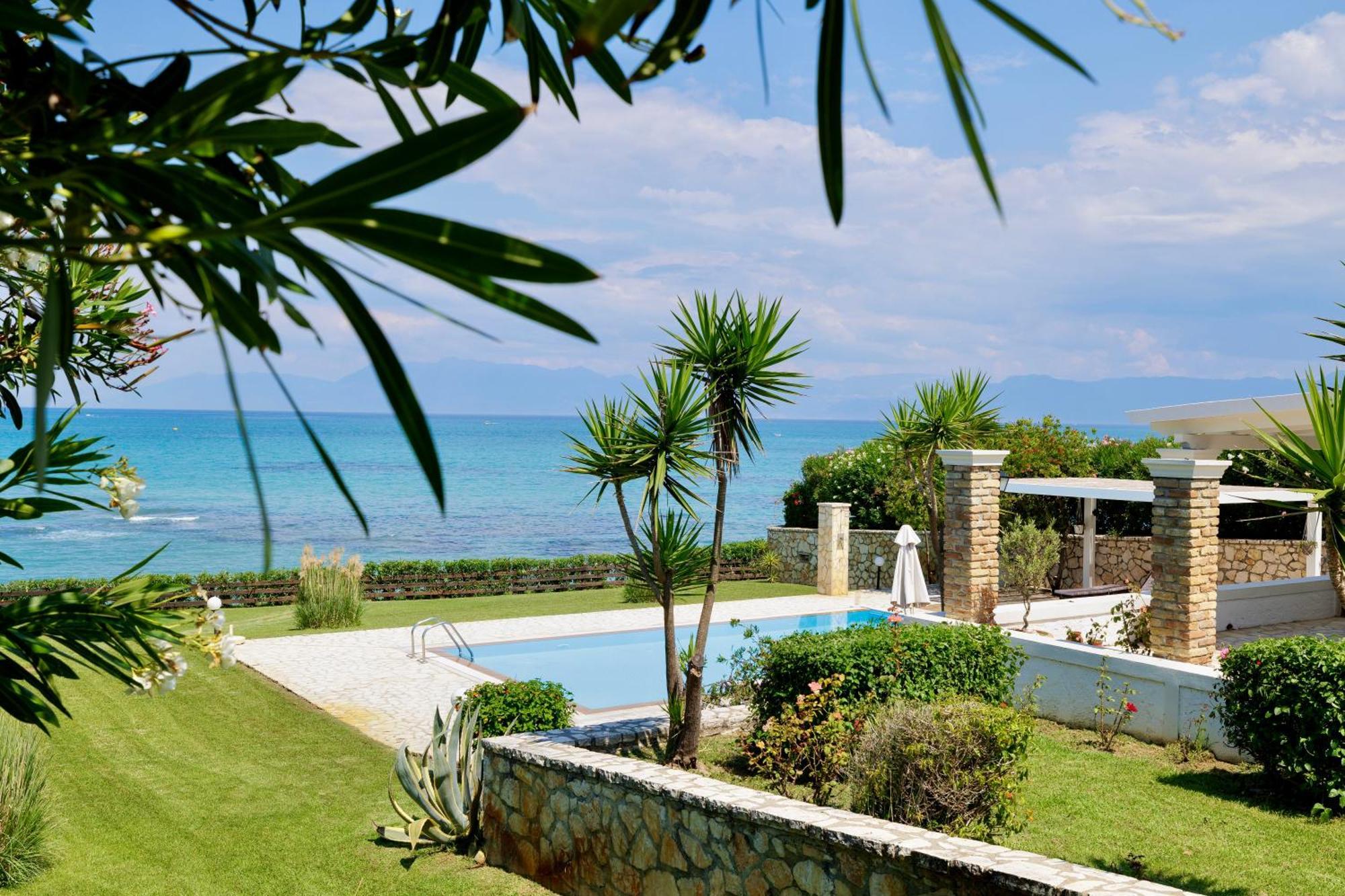 Beachfront Villa Victoras - With Private Beach Sidari  Bagian luar foto