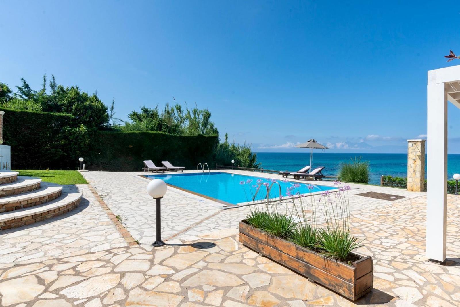 Beachfront Villa Victoras - With Private Beach Sidari  Bagian luar foto
