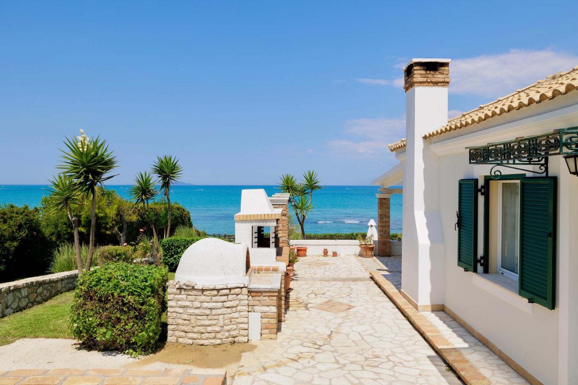 Beachfront Villa Victoras - With Private Beach Sidari  Bagian luar foto
