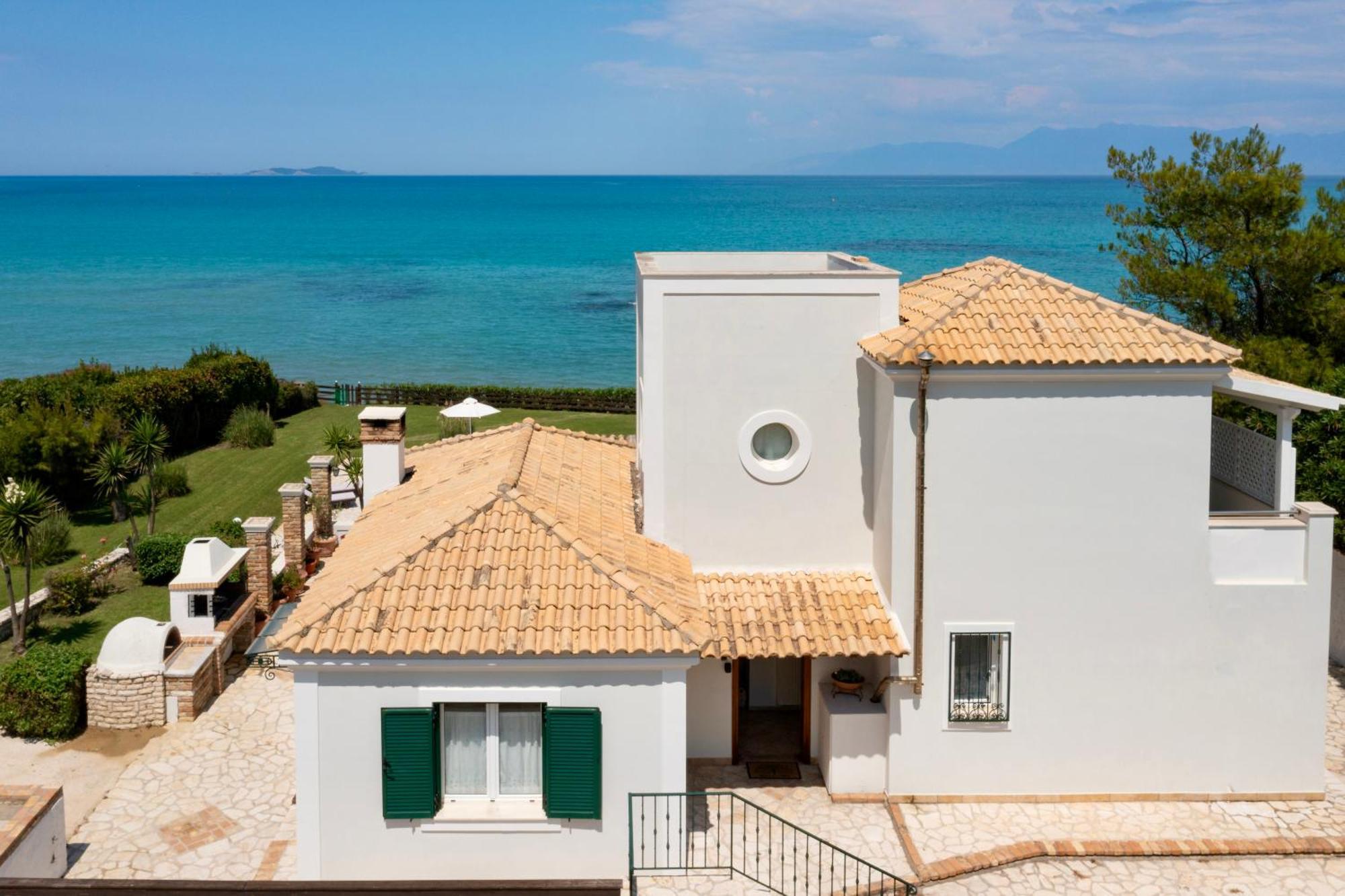 Beachfront Villa Victoras - With Private Beach Sidari  Bagian luar foto