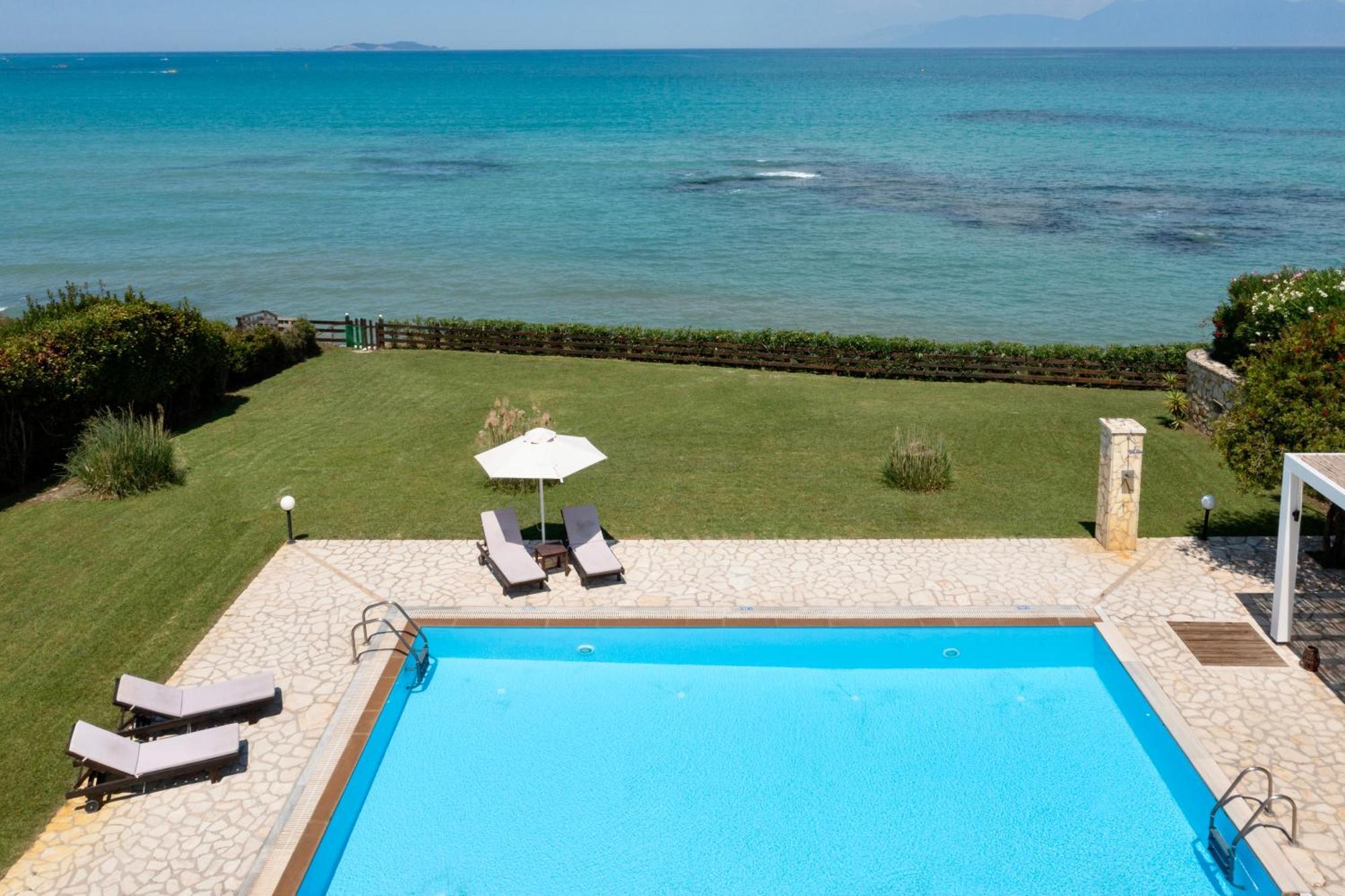 Beachfront Villa Victoras - With Private Beach Sidari  Bagian luar foto