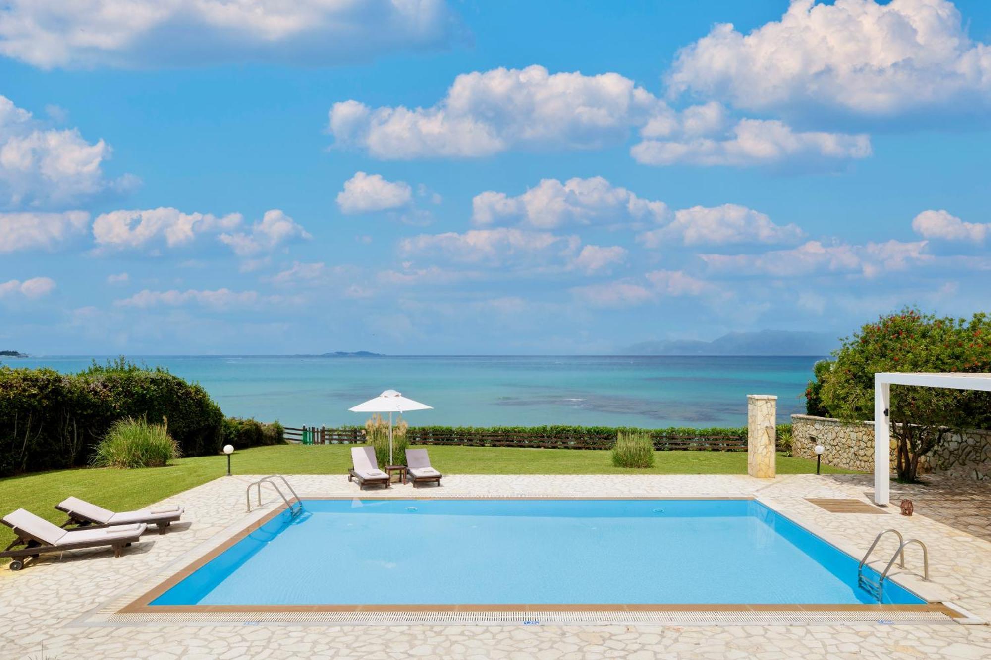 Beachfront Villa Victoras - With Private Beach Sidari  Bagian luar foto