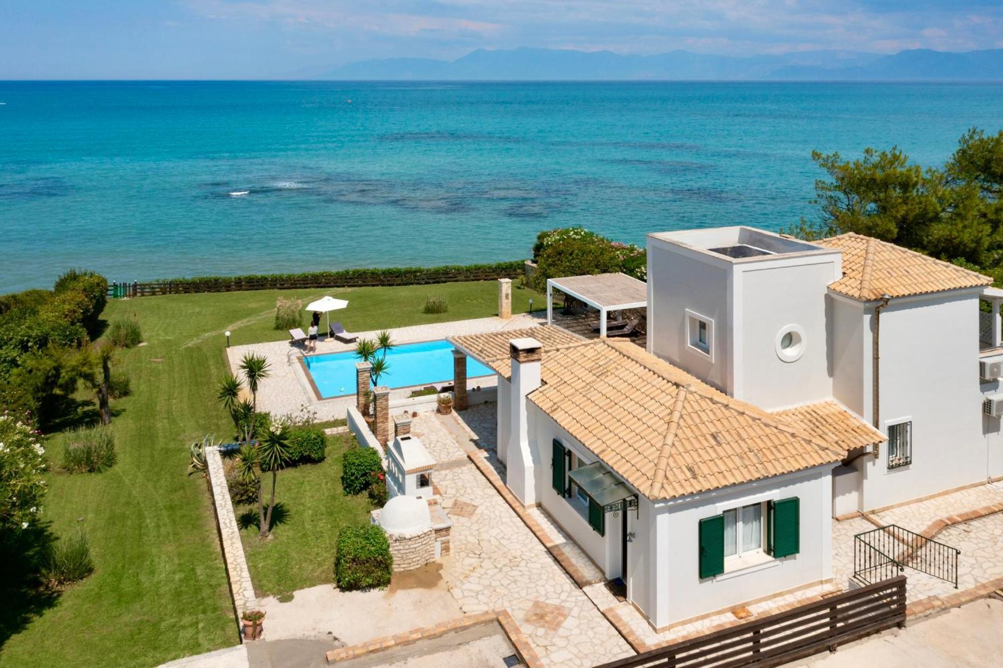 Beachfront Villa Victoras - With Private Beach Sidari  Bagian luar foto
