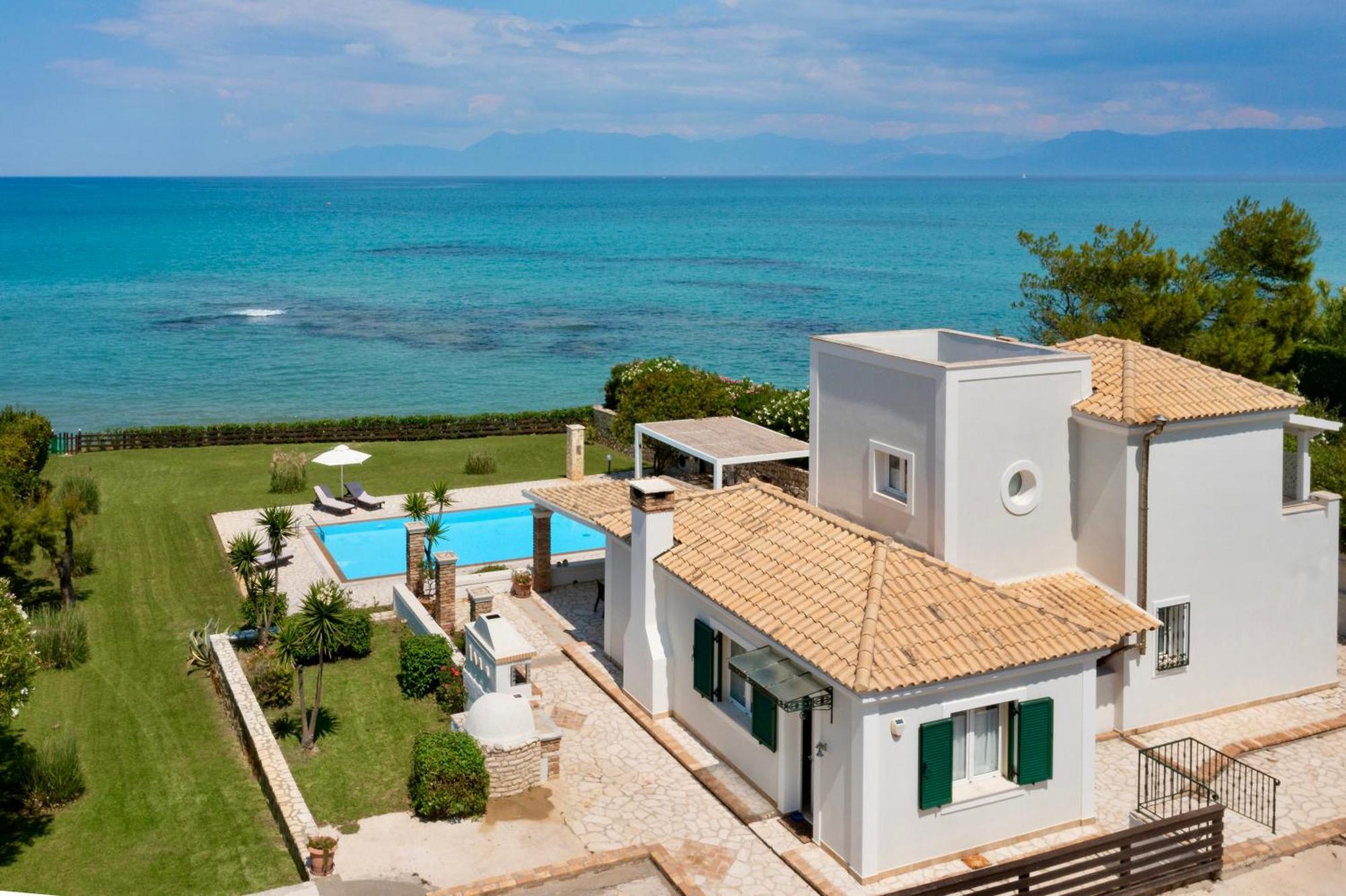 Beachfront Villa Victoras - With Private Beach Sidari  Bagian luar foto