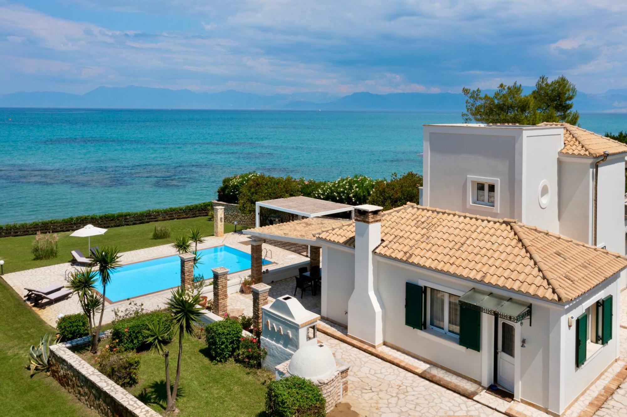Beachfront Villa Victoras - With Private Beach Sidari  Bagian luar foto